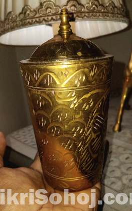 পিতলের নকশা করা ঢাকনা সহ গ্লাস